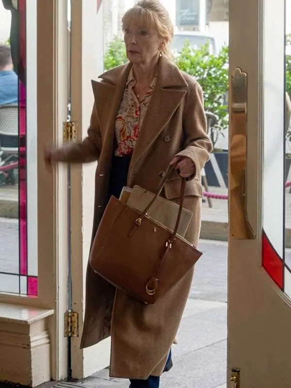 Brown wool coat with viscose lining and full-length sleeves